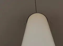 Kolom die een plafond van donkere gevelpanelen ondersteunt.