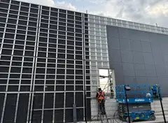 Montage van een geventileerde gevel met donkere gevelpanelen.