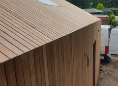 Houten huis met verticale gevel en dakramen.