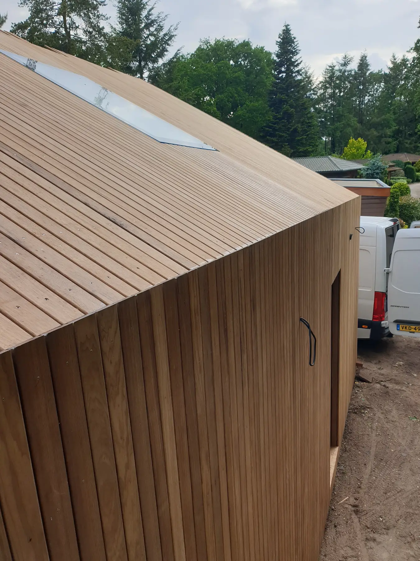 Houten huis met verticale gevel en dakramen.