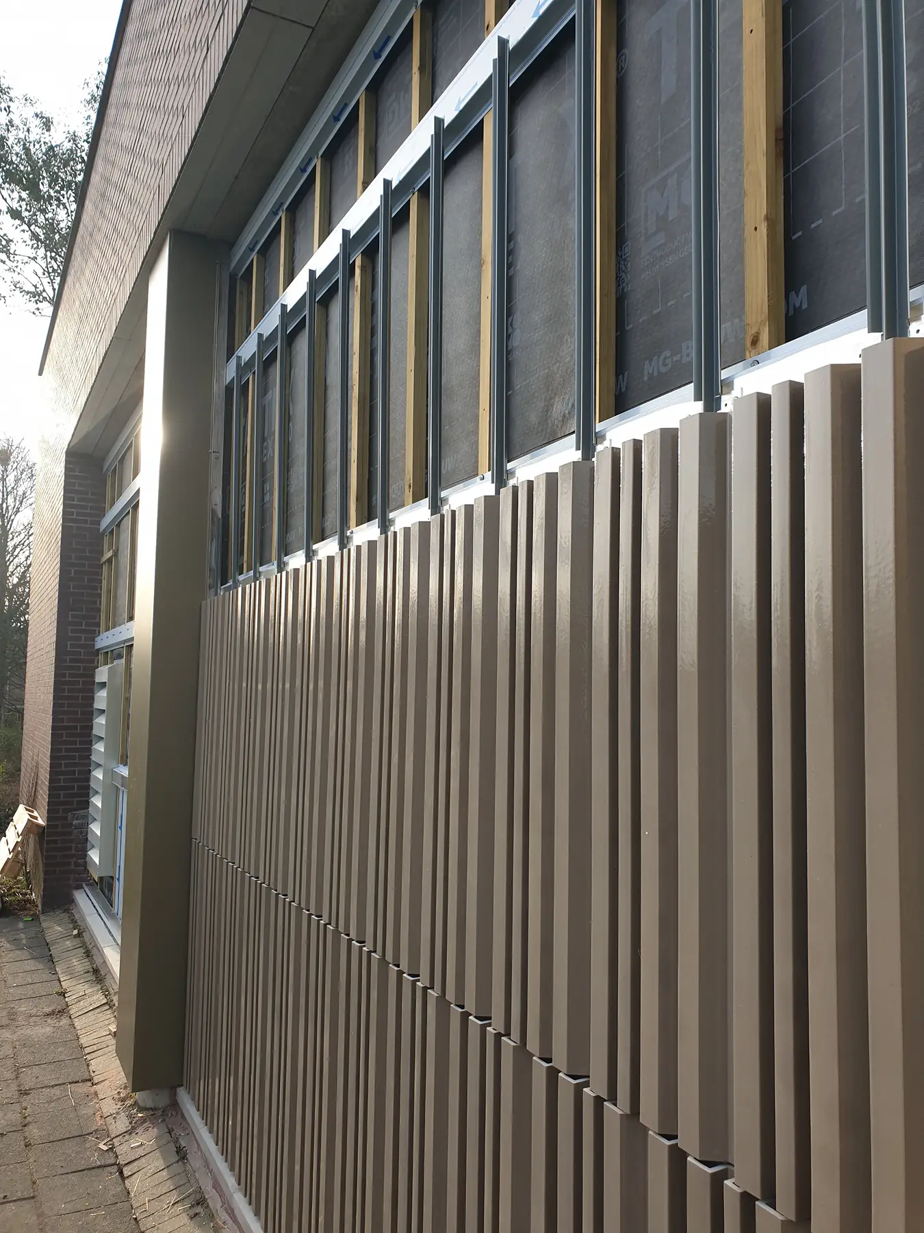 Gevel van verticale panelen met modern uiterlijk.